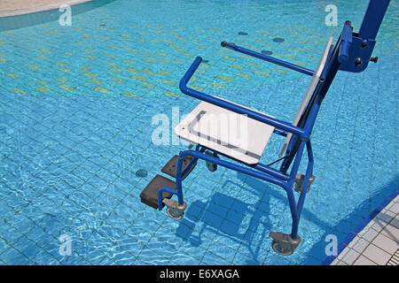 Fauteuil roulant pour les handicapés pour une utilisation en piscine Banque D'Images