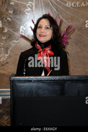 Bebe Neuwirth lights l'Empire State Building le bleu et le vert en l'honneur de la Semaine de sensibilisation aux troubles alimentaires comprend : Bebe Neuwirth Où : New York, New York, United States Quand : 25 Mars 2014 Banque D'Images