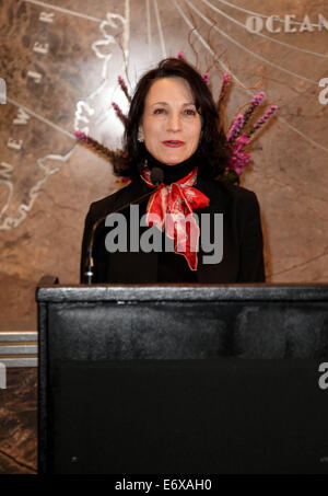 Bebe Neuwirth lights l'Empire State Building le bleu et le vert en l'honneur de la Semaine de sensibilisation aux troubles alimentaires comprend : Bebe Neuwirth Où : New York, New York, United States Quand : 25 Mars 2014 Banque D'Images