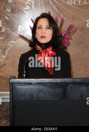 Bebe Neuwirth lights l'Empire State Building le bleu et le vert en l'honneur de la Semaine de sensibilisation aux troubles alimentaires comprend : Bebe Neuwirth Où : New York, New York, United States Quand : 25 Mars 2014 Banque D'Images