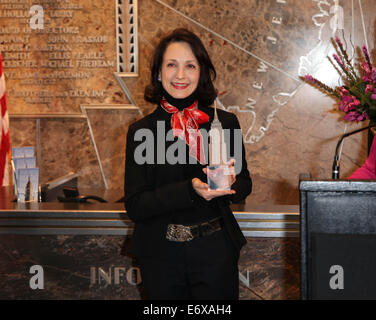 Bebe Neuwirth lights l'Empire State Building le bleu et le vert en l'honneur de la Semaine de sensibilisation aux troubles alimentaires comprend : Bebe Neuwirth Où : New York, New York, United States Quand : 25 Mars 2014 Banque D'Images