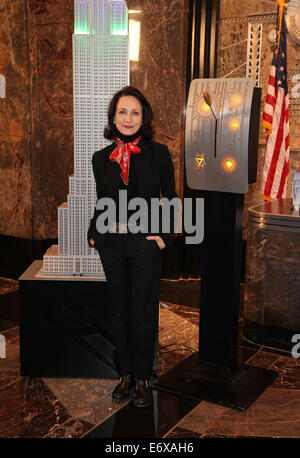 Bebe Neuwirth lights l'Empire State Building le bleu et le vert en l'honneur de la Semaine de sensibilisation aux troubles alimentaires comprend : Bebe Neuwirth Où : New York, New York, United States Quand : 25 Mars 2014 Banque D'Images