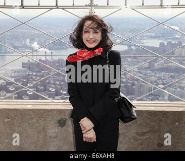 Bebe Neuwirth lights l'Empire State Building le bleu et le vert en l'honneur de la Semaine de sensibilisation aux troubles alimentaires comprend : Bebe Neuwirth Où : New York, New York, United States Quand : 25 Mars 2014 Banque D'Images