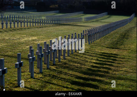 Verdun WW1 site de bataille, Verdun-sur-Meuse, France. Mars 2014 vu ici : Le cimetiere de faubourg d'ouvrir, à Verdun Banque D'Images