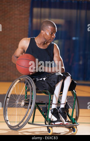 L'homme avec la méningite en jouant au basket-ball en fauteuil roulant Banque D'Images