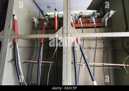 Lignes de courant élevé de la connexion à la phase trois bus à electric power plant Banque D'Images