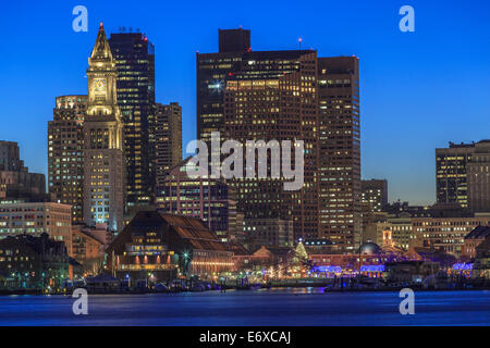 Boston skyline at Dusk vu de East Boston, Massachusetts, USA Banque D'Images