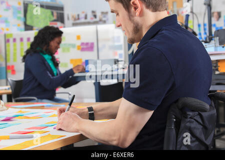 La préparation des étudiants dans une note d'idéation ingénierie fabrication laboratory l'homme avec de la moelle épinière Banque D'Images