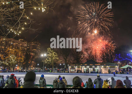 New Year's Eve fireworks sur Boston Common Frog Pond, Boston, Massachusetts, USA Banque D'Images