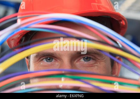 Network Engineer fibre multi couleur et des câbles en cuivre dans le centre de données Banque D'Images