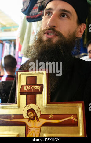 Moine orthodoxe chrétienne tient sa croix pendant le Vendredi saint procession dans la vieille ville de Jérusalem, Israël Banque D'Images