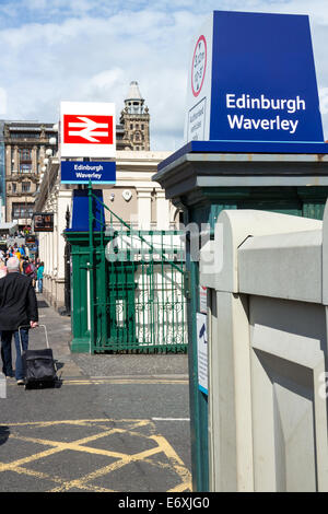 La gare Waverley d'Édimbourg Waverley Bridge sur entrée Banque D'Images