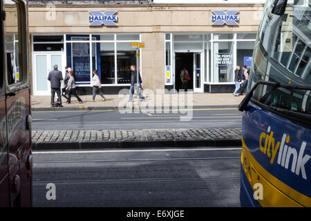 Les bus et les acheteurs en dehors de la Halifax Building Society sur Princes Street, Édimbourg Banque D'Images