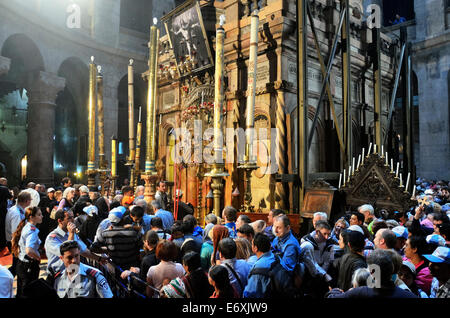 Le débit du peuple autour du Saint Sépulcre le Vendredi saint dans la vieille ville de Jérusalem, Israël Banque D'Images