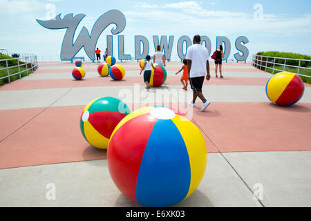 USA,New Jersey,Wildwood Wildwood,signer et ballons de plage Banque D'Images