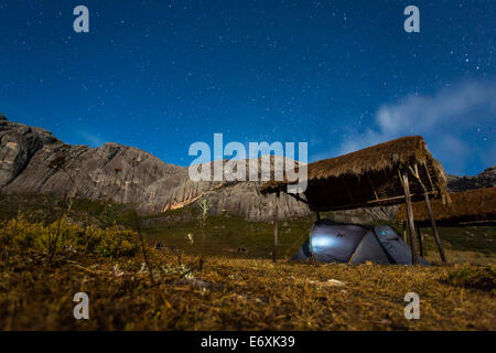 Tente sous un ciel étoilé, de montagnes de l'Andringitra, Parc National d'Andringitra, Madagascar, Afrique du Sud Banque D'Images