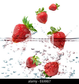 Dans l'eau transparente fraises splash, sur fond blanc Banque D'Images