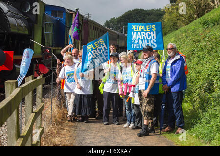 Pitsford et Brampton Railway station, Northampton, Royaume-Uni. 1er sept 2014. NHS de protestation par groupe de 11 mamans de Darlington, ils marchent à 300 milles, dans tout le pays de prendre la même voie que la Jarrow de mars il y a 78 ans de Jarrow à Londres. C'est de faire prendre conscience de la privatisation du NHS et -Highlight les dégâts qui seraient causés par la Loi sur les soins de santé et de programmes sociaux. La marche sera terminée dans la capitale (Londres) le 6 septembre. Credit : Keith J Smith./Alamy Live News Banque D'Images