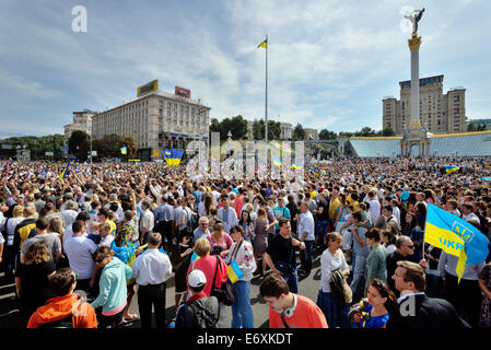 Les gens qui suivent le défilé militaire le jour de l'indépendance de l'Ukraine à Kiev Banque D'Images