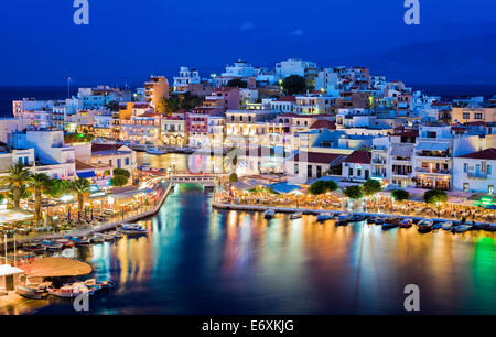 Agios Nikolaos la nuit. Crète, Grèce. Agios Nikolaos est une ville pittoresque dans la partie orientale de l'île Crète construit sur th Banque D'Images