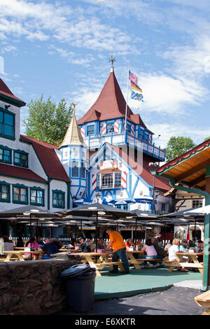 Helen, GA, USA - 31 août 2014 : l'Oktoberfest Beer jardin en face de l'ancien restaurant de Heidelberg, Helen, GA. Banque D'Images