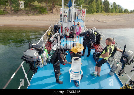 Préparation de plongée plongeurs. lac Baikal, Sibérie, Russie, l'Eurasie Banque D'Images