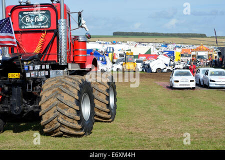 Un affichage monster truck voiture impliquant des véhicules par le concassage Big Pete et Grim Reaper au Great Dorset Steam Fair 2014 Banque D'Images