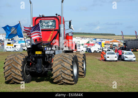 Un affichage monster truck voiture impliquant des véhicules par le concassage Big Pete et Grim Reaper au Great Dorset Steam Fair 2014 Banque D'Images