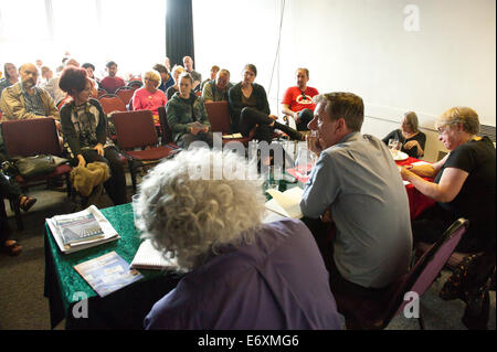 Newport, Royaume-Uni. 1er septembre 2014. Joe Lombardo (USA) (L) & Lindsey German (R) (Coordonnateur national Coalition contre la guerre) parler de l'Irak : la guerre & paix Crise au sommet de l'alternative qui a lieu toute la semaine à l'Dolman Theatre. Les partisans de la paix dans le monde entier continuer dans une semaine de protestation devant le sommet de l'OTAN au Celtic Manor qui sera assisté par 150 chefs d'État et ministres sur le 4 et 5 septembre. Credit : Graham M. Lawrence/Alamy Live News. Banque D'Images