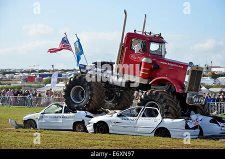Un affichage monster truck voiture impliquant des véhicules par le concassage Big Pete et Grim Reaper au Great Dorset Steam Fair 2014 Banque D'Images