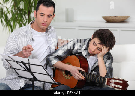 Adolescent ayant leçon de musique Banque D'Images