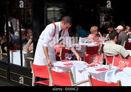 Serveur français mise en table restaurant, st malo, Bretagne, France Banque D'Images