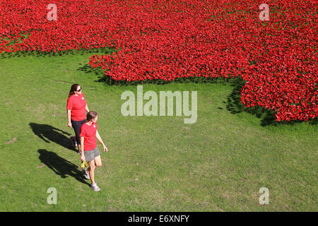 Tour de Londres moat décoré avec les coquelicots en souvenir du 100 e anniversaire de la PREMIÈRE GUERRE MONDIALE Banque D'Images