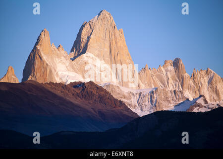 Magnifique portrait du Mont Fitz Roy au lever du soleil. Parque Nacional Los Glaciares, El Chalten, Patagonie Argentine Banque D'Images