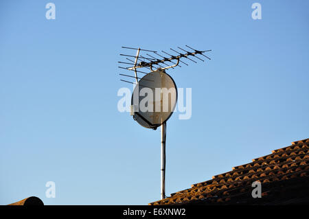 Antenne satellite et télévision antenne sur toit de maison, Stanwell Moor, Surrey, Angleterre, Royaume-Uni Banque D'Images