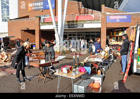 Marché d'antiquités de Sunbury, Kempton Park Racecourse, Sunbury-on-Thames, Surrey, Angleterre, Royaume-Uni Banque D'Images