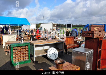 Marché d'antiquités de Sunbury, Kempton Park Racecourse, Sunbury-on-Thames, Surrey, Angleterre, Royaume-Uni Banque D'Images