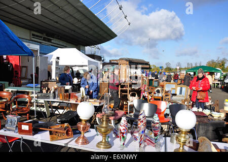 Marché d'antiquités de Sunbury, Kempton Park Racecourse, Sunbury-on-Thames, Surrey, Angleterre, Royaume-Uni Banque D'Images