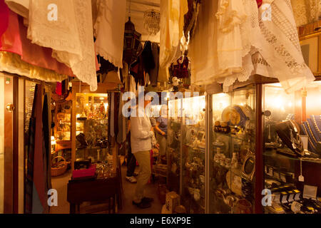 Les gens shopping dans une antique et bric à brac shop, Lincoln, en Angleterre, Royaume-Uni Banque D'Images