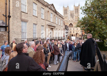 Les personnes et leur guide sur un Ghost Walk, Lincoln, en Angleterre, Royaume-Uni Banque D'Images