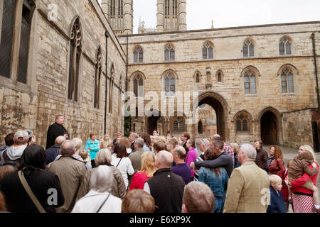 Les personnes et leur guide sur un Ghost Walk, Lincoln, en Angleterre, Royaume-Uni Banque D'Images