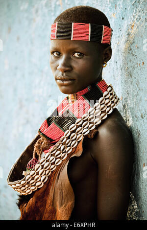 Jeune femme de la tribu Hamar, Turmi, vallée de l'Omo, Ethiopie, Afrique du Sud Banque D'Images