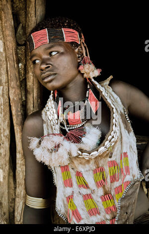 Jeune femme de la tribu Hamar, Turmi, vallée de l'Omo, Ethiopie, Afrique du Sud Banque D'Images