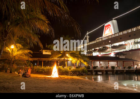 Beach Party avec joie en face de bateau de croisière MS Deutschland (Peter Deilmann Reederei) la nuit, Port Antonio, Portland, Jama Banque D'Images