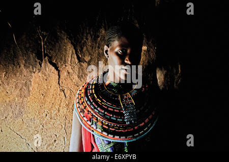 Jeune femme de la tribu Samburu dans sa hutte, au nord Kenya, Kenya, Africa Banque D'Images