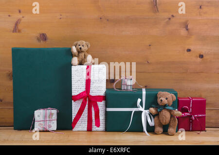 Cadeaux de Noël et avec les nounours sur fond ancien en bois Banque D'Images