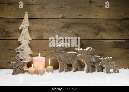 Arbre de Noël en bois avec un wapiti ou un renne, quatre bougies sur fond de bois pour une carte de vœux Banque D'Images