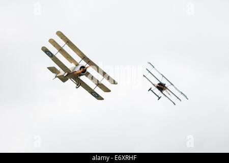 Il s'agit d'un combat de chiens fictifs avec l'équipe Great War Display au Shoreham Airshow 2014, aéroport de Shoreham, East Sussex, Royaume-Uni. 30th août 2014 Banque D'Images