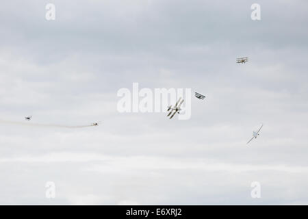 C'est une simulation de combat de chiens avec la Grande Guerre de l'équipe d'affichage à Shoreham Airshow 2014, l'aéroport de Shoreham, East Sussex, 2014 Banque D'Images