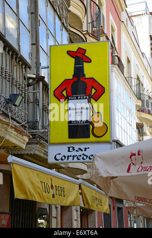 Retro Tio Pepe Sherry signe extérieur bar, Jerez de la Frontera, province de Cadiz, Andalousie, Royaume d'Espagne Banque D'Images
